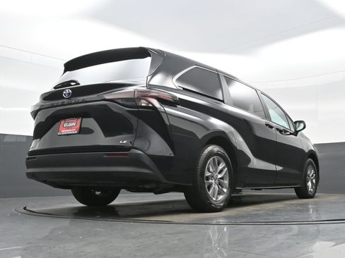 Used 2025 Toyota Sienna LE FWD image 33