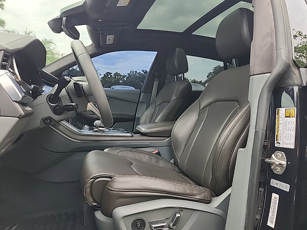 Used 2019 Audi Q8 Prestige w/ Luxury Package AWD/4WD image 2