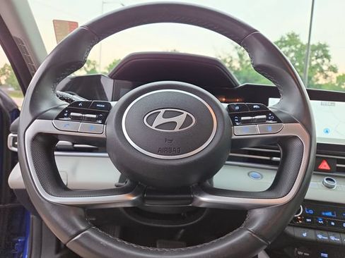 Certified 2025 Hyundai Elantra Limited FWD image 17