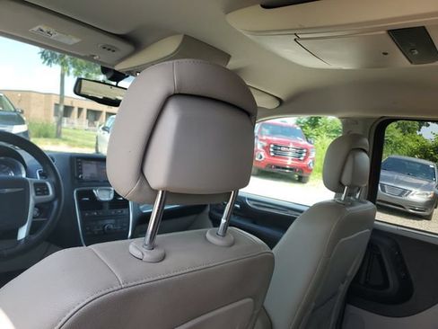 Used 2013 Chrysler Town & Country Touring-L w/ Premium Group FWD image 10