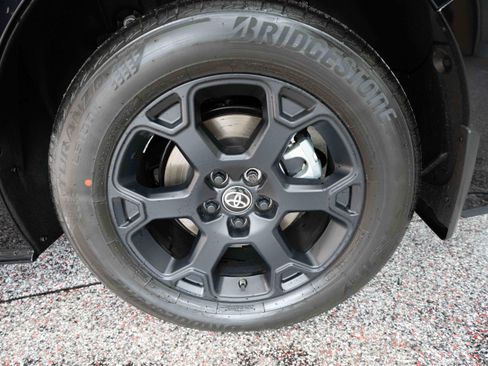 Used 2025 Toyota Sienna XLE Woodland Edition image 31