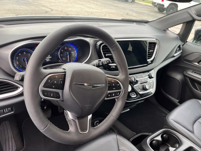 Used 2026 Chrysler Pacifica Select FWD image 10