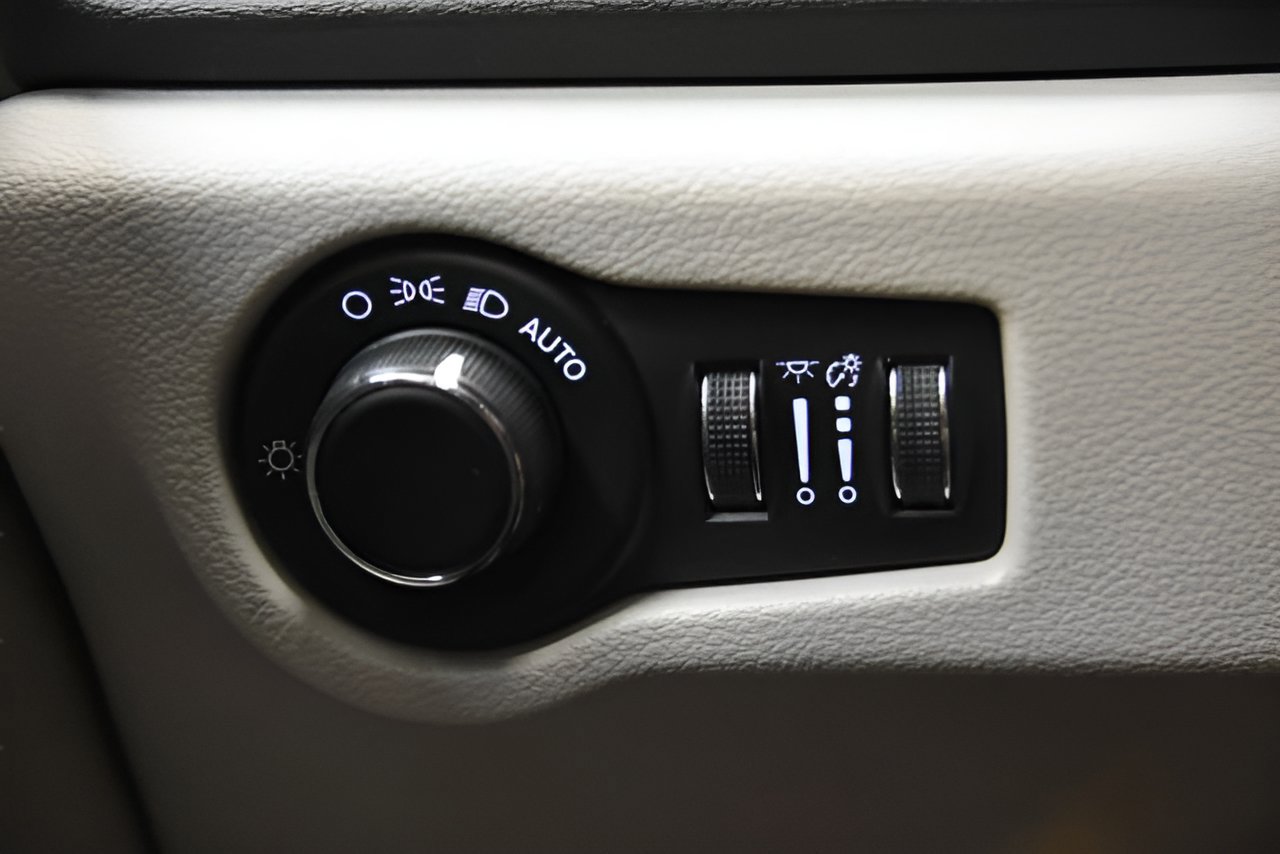 Used 2023 Chrysler Voyager LX FWD image 19