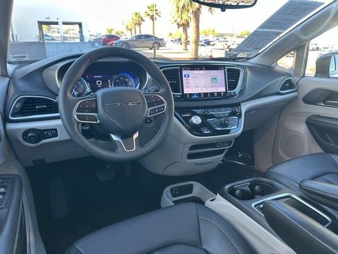 Used 2024 Chrysler Pacifica Touring-L FWD image 11