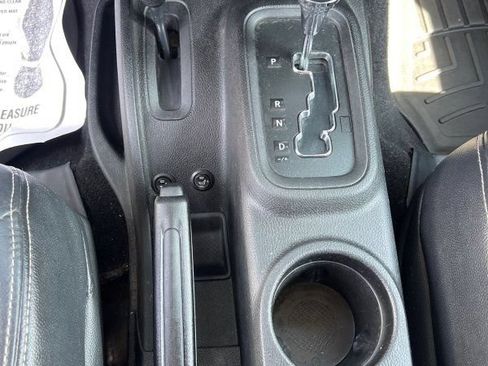 Used 2013 Jeep Wrangler Unlimited Rubicon AWD/4WD image 19