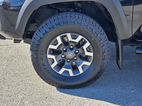 Used 2019 Toyota Tacoma TRD Off-Road w/ Technology Package image 11