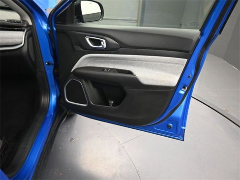 Used 2022 Jeep Compass Latitude image 11