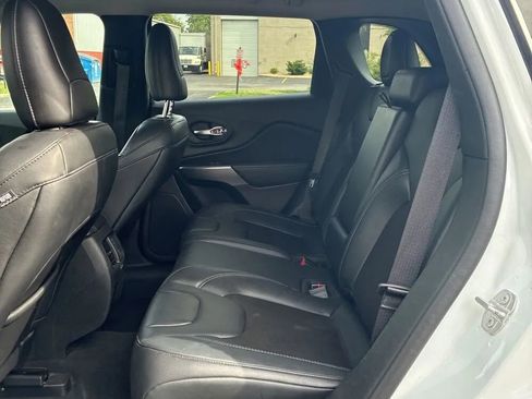 Used 2021 Jeep Cherokee Latitude Plus AWD/4WD image 9
