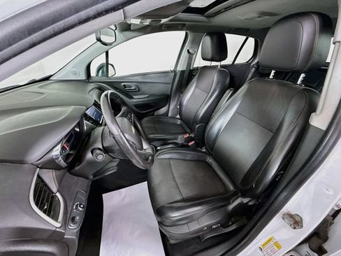 Used 2020 Chevrolet Trax LT w/ Sun & Sound Package FWD image 24