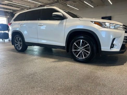 Used 2019 Toyota Highlander XLE AWD/4WD image 3