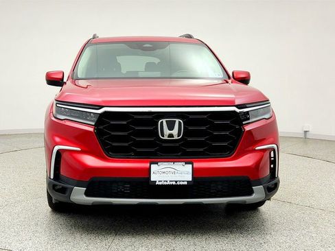 Used 2025 Honda Pilot Touring image 2