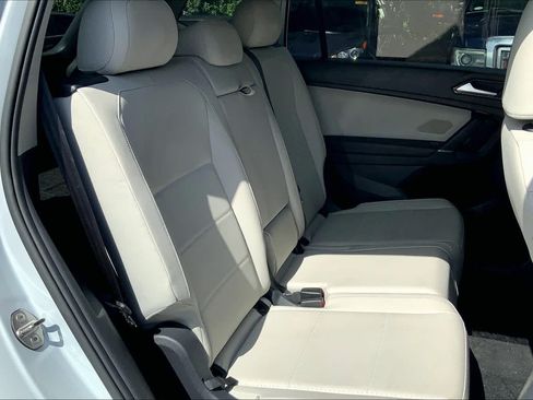 Used 2018 Volkswagen Tiguan SE FWD image 19