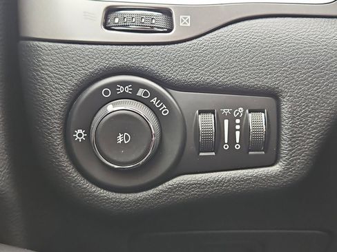 Used 2019 Jeep Cherokee Latitude Plus image 26