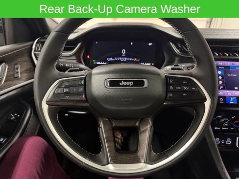Used 2025 Jeep Grand Cherokee Limited w/ Luxury Tech Group II AWD/4WD image 37