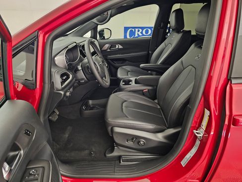 New 2026 Chrysler Pacifica Select image 11