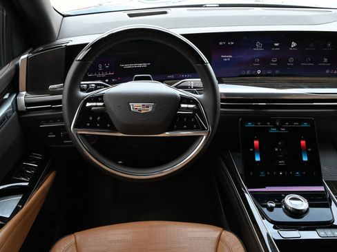 Certified 2025 Cadillac Escalade Premium Luxury AWD/4WD image 9