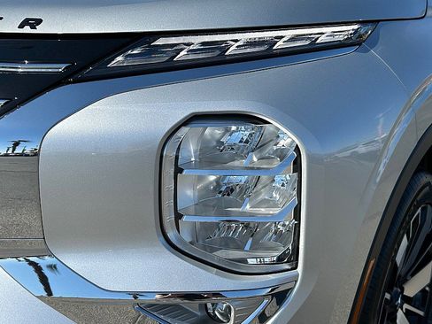 New 2025 Mitsubishi Outlander SE image 10