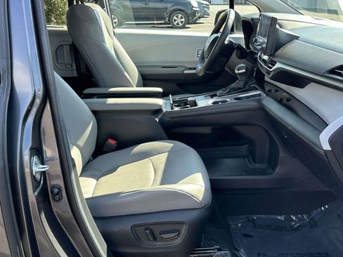 Used 2025 Toyota Sienna XLE image 6