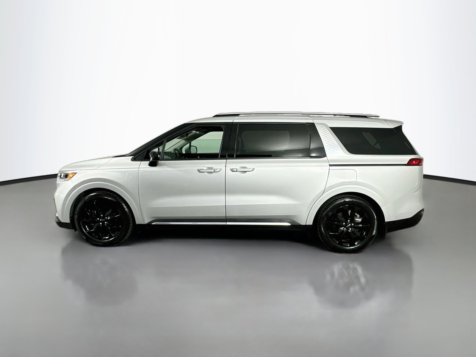 Used 2022 Kia Carnival SX FWD image 4