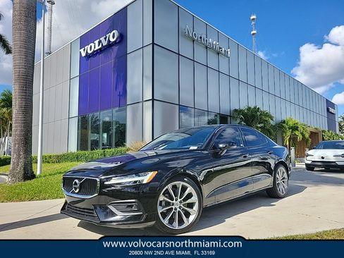 Used 2021 Volvo S60 T5 Momentum image 1