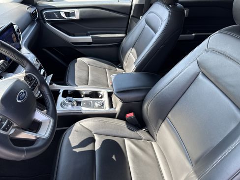 Used 2024 Ford Explorer XLT w/ Equipment Group 202A image 9