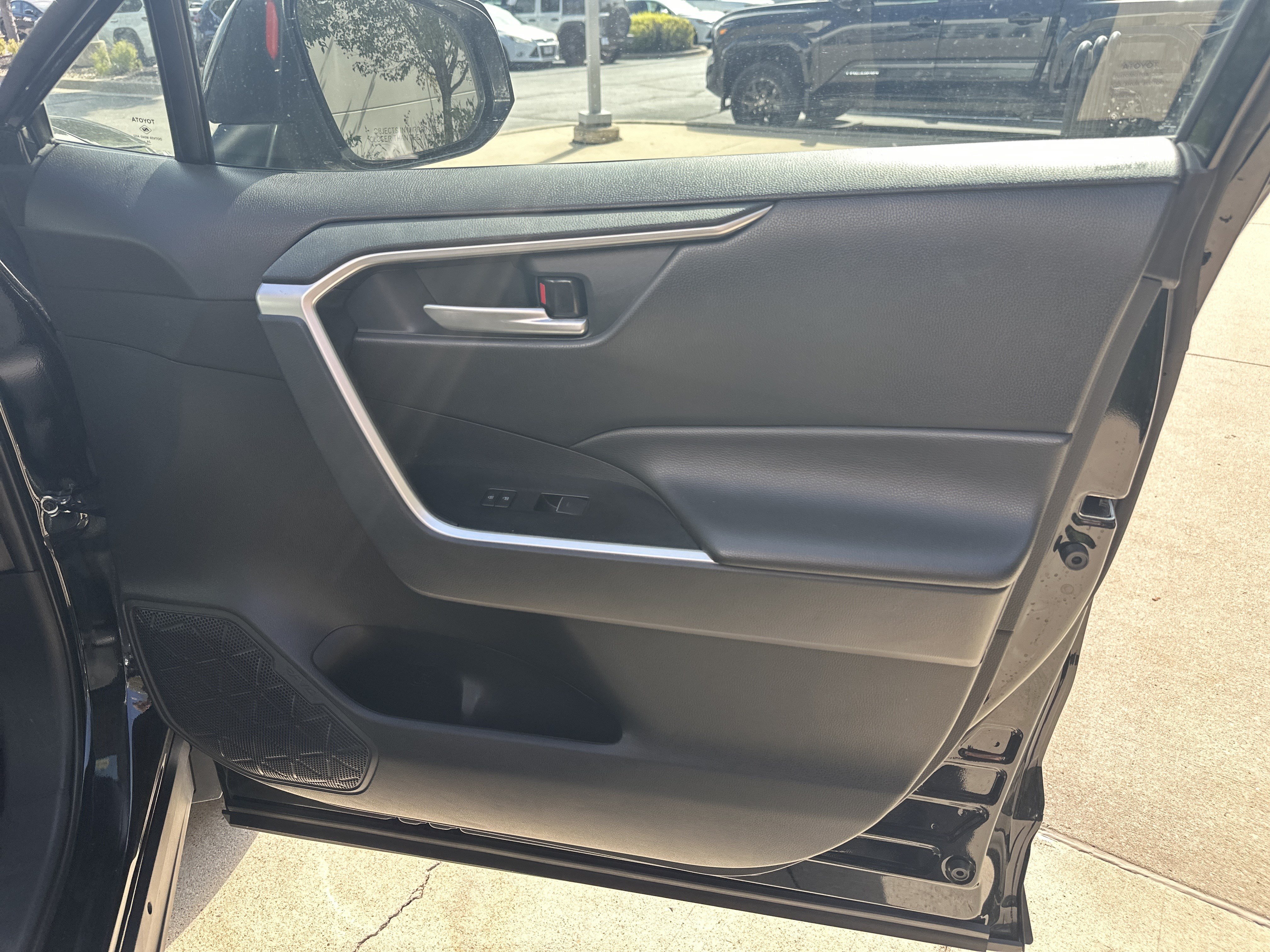 Used 2025 Toyota RAV4 XLE AWD/4WD image 29