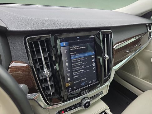 Used 2019 Volvo S90 T6 Momentum w/ Protection Package Premier image 16