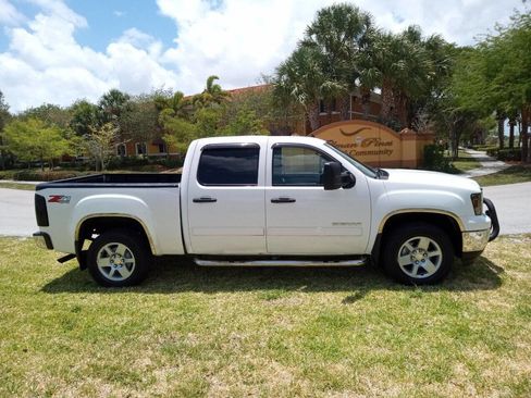 Used 2010 GMC Sierra 1500 SLE w/ Power Pack Plus AWD/4WD image 3