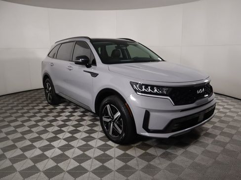 Used 2022 Kia Sorento EX w/ Panoramic Sunroof Package image 3