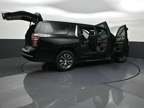 Used 2023 Chevrolet Suburban LT RWD image 32