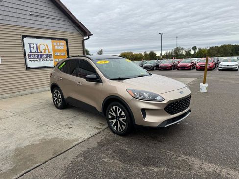 Used 2020 Ford Escape SE Sport image 3