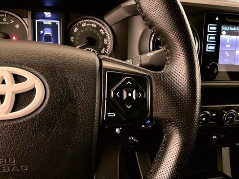 Used 2017 Toyota Tacoma TRD Sport AWD/4WD image 18