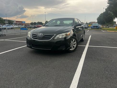 Used 2010 Toyota Camry LE image 1