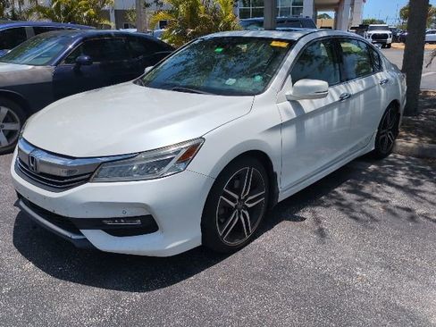 Used 2017 Honda Accord Touring image 5