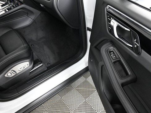 Certified 2026 Porsche Macan AWD/4WD image 25