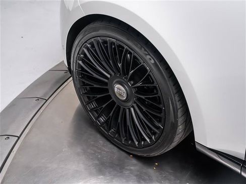 Used 2025 Land Rover Range Rover Long Wheelbase SE AWD/4WD image 12