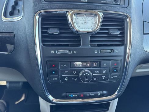 Used 2016 Chrysler Town & Country Touring-L w/ Driver Convenience Group image 20