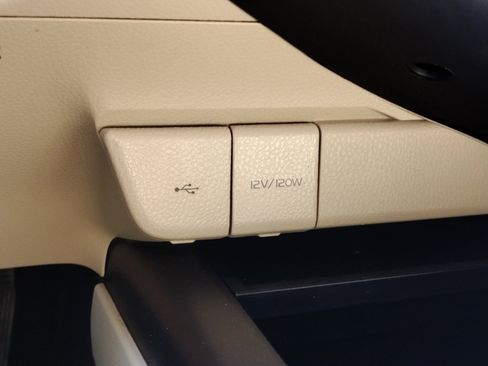 Used 2021 Toyota Camry LE image 28