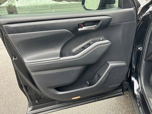 Used 2024 Toyota Highlander XLE image 18