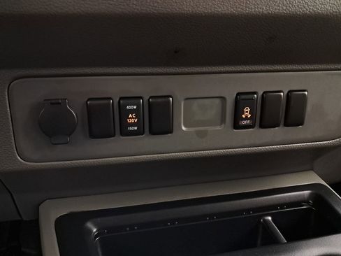 Used 2015 Nissan NV 2500 SV image 25