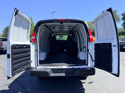 New 2026 GMC Savana 3500 Extended RWD image 9