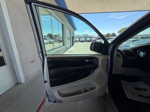 Used 2019 Dodge Grand Caravan SE FWD image 10