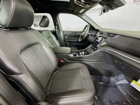 New 2025 Jeep Grand Cherokee L Altitude image 29