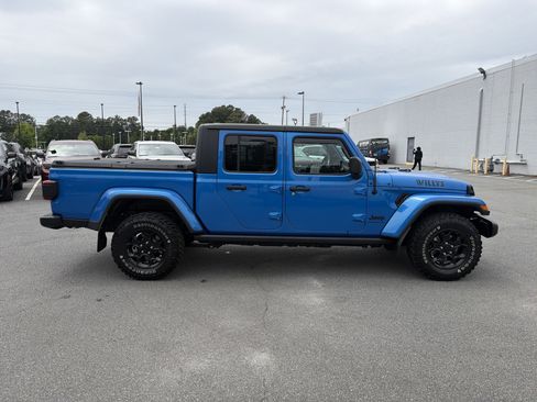 Used 2023 Jeep Gladiator Sport AWD/4WD image 9