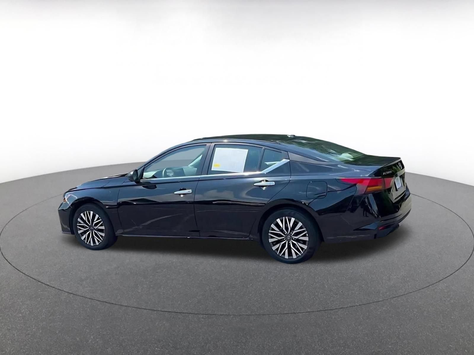 Used 2025 Nissan Altima 2.5 SV FWD image 9