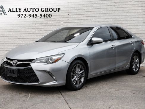 Used 2015 Toyota Camry SE image 1