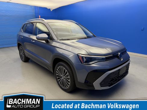Used 2025 Volkswagen Taos SE FWD image 1