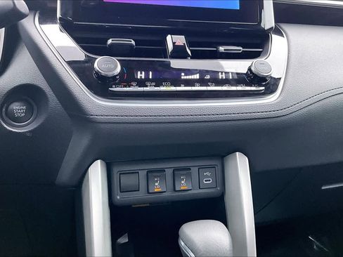 Used 2025 Toyota Corolla Cross XLE image 34