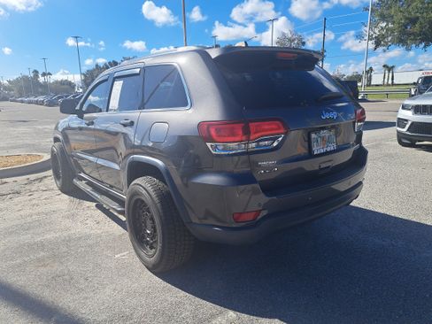 Used 2021 Jeep Grand Cherokee Laredo X image 4