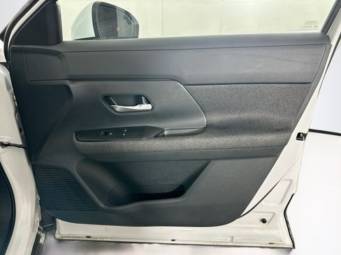 Used 2025 Nissan Kicks SV AWD/4WD image 29